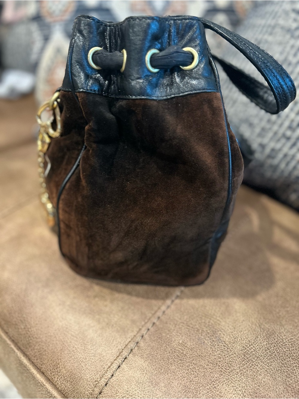 Juicy Couture Y2K Brown Velvet Shoulder Bag with Gold Heart Charm - Picture 4 of 12